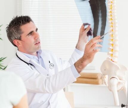 Il medico può diagnosticare l'osteocondrosi mediante un esame a raggi X.